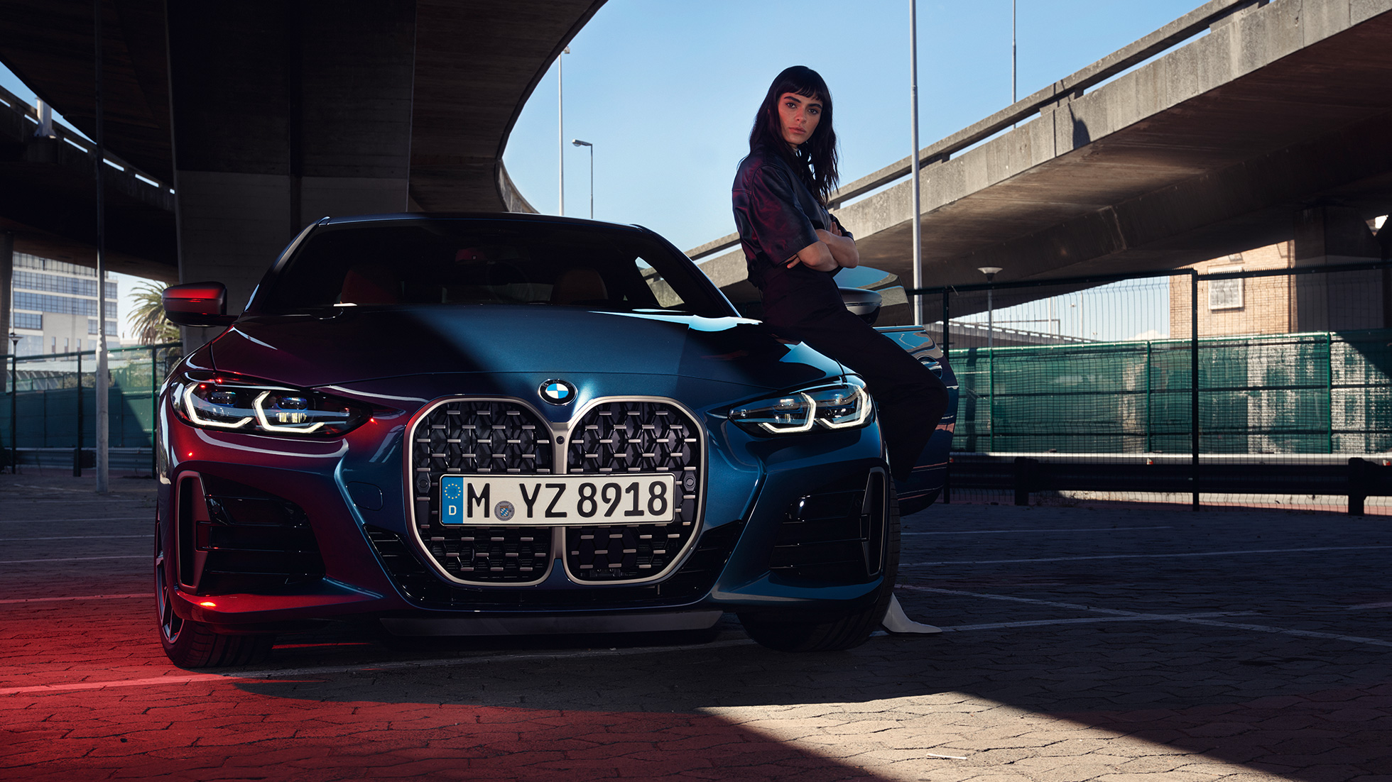 Pogled od spredaj na dvojno ledvičko in luči, BMW serije 4 Coupé, G22, 2020 BMW serije 4 Coupé, G22, kovinska barva Arctic Race Blue, 2020, pogled od spredaj na dvojno ledvičko, luči in manekena