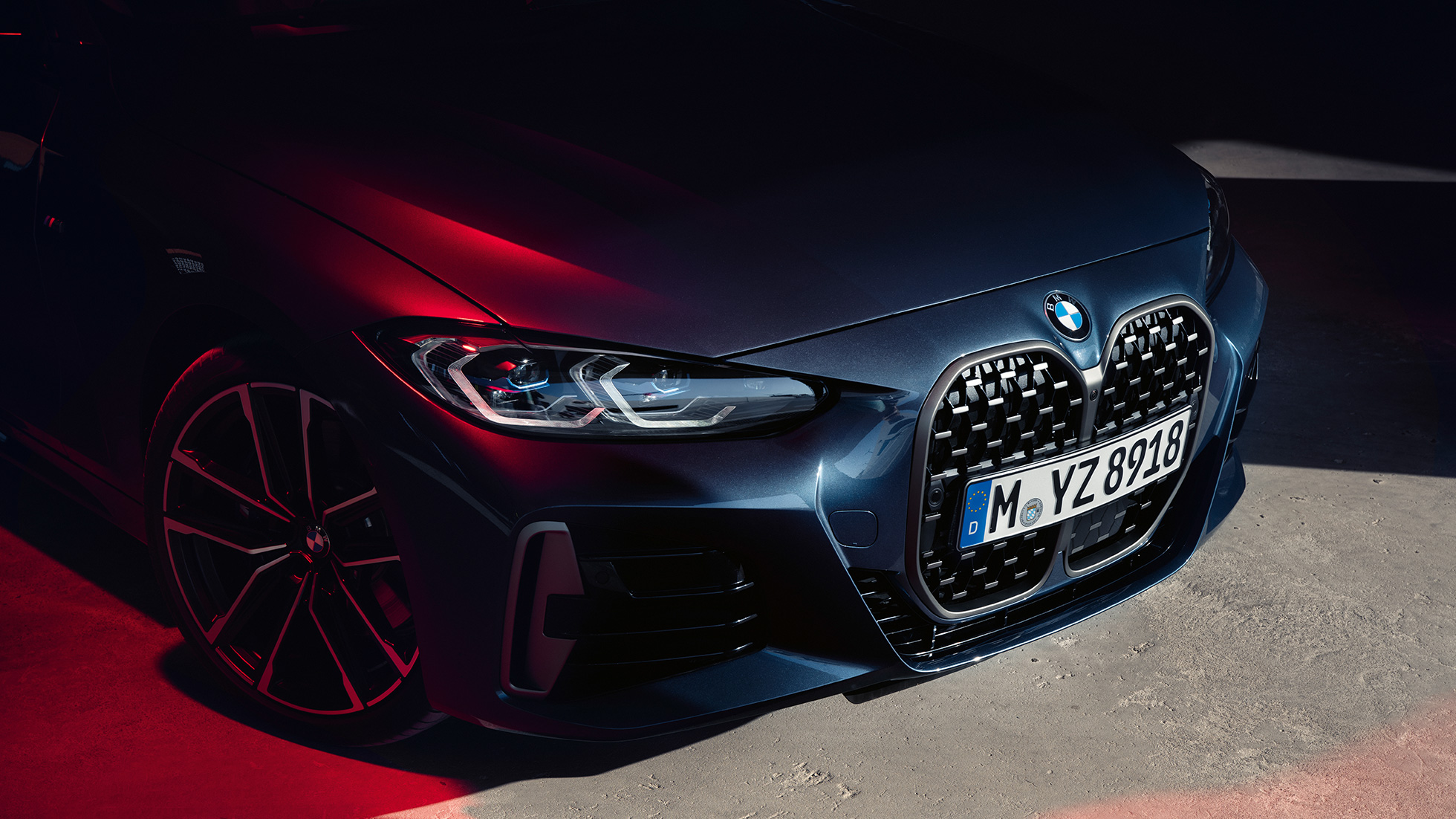 Tričetrtinski pogled od spredaj na dvojno ledvičko BMW, BMW serije 4 Coupé, G22, 2020 BMW serije 4 Coupé, G22, 2020, kovinska barva Arctic Race Blue, tričetrtinski pogled od spredaj na dvojno ledvičko BMW