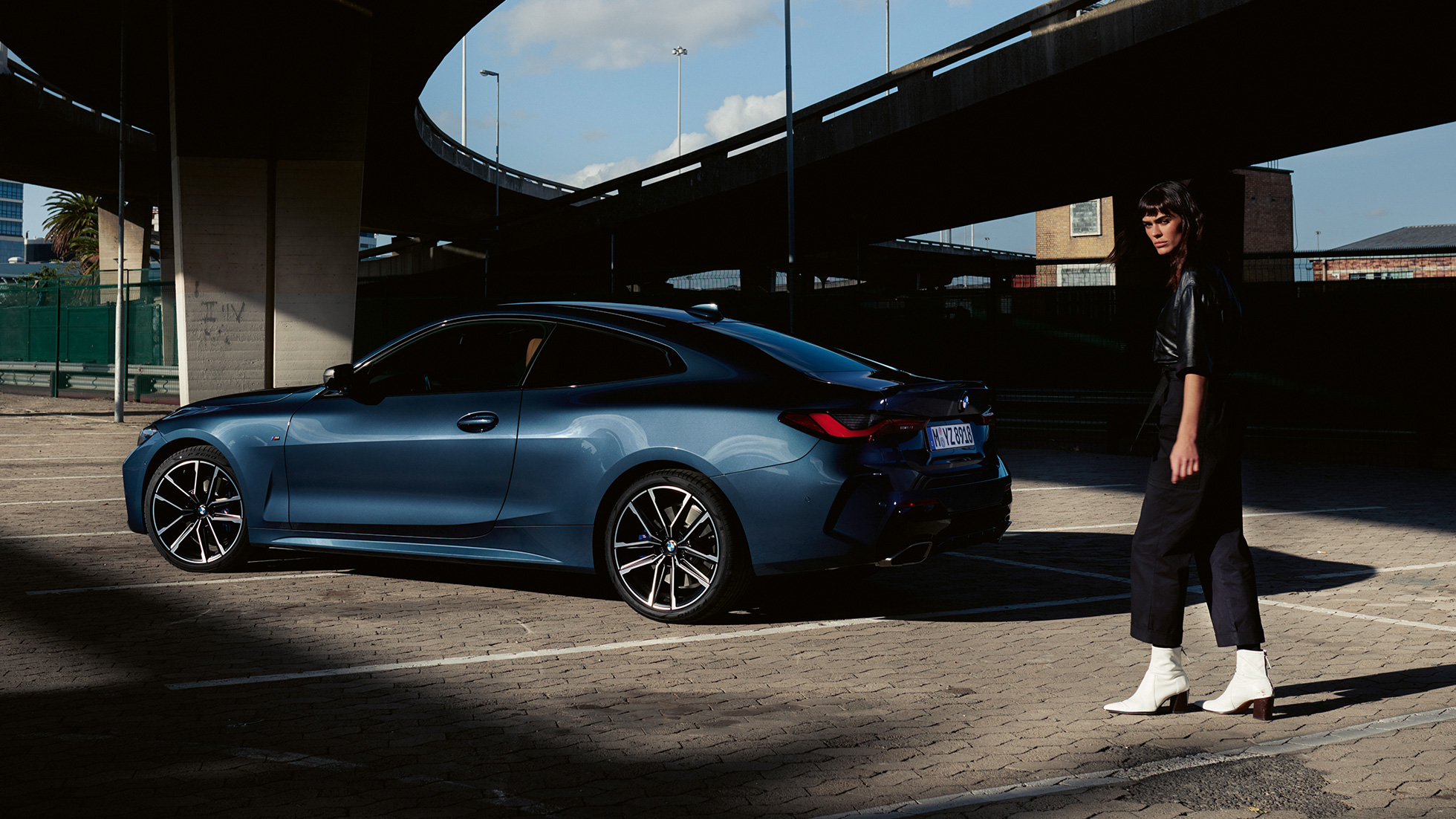 Stranski pogled na tekočo strešno linijo, BMW serije 4 Coupé, G22, 2020 BMW serije 4 Coupé, G22, kovinska barva Arctic Race Blue, 2020, stranski pogled na tekočo strešno linijo