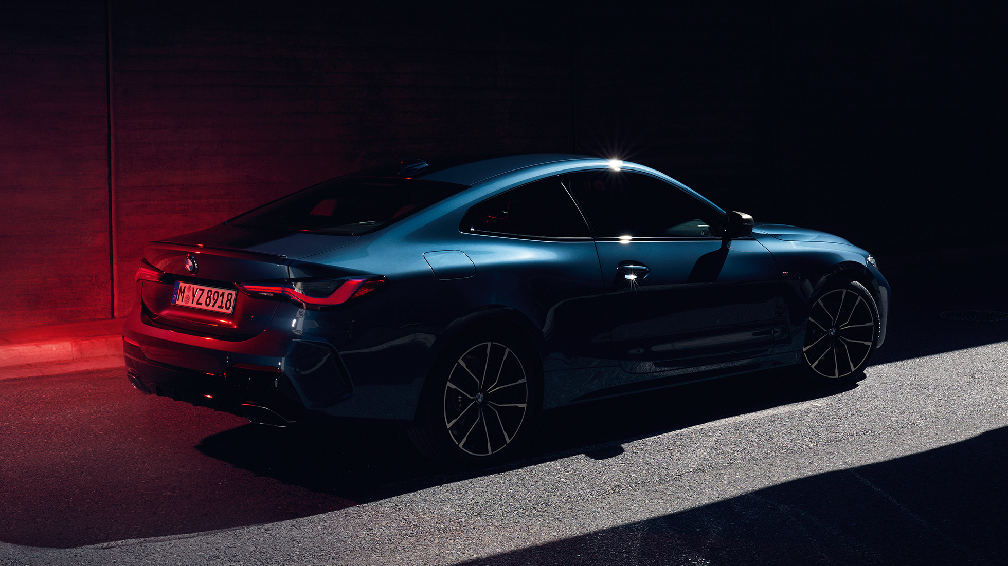 Tričetrtinski pogled od zadaj s Hofmeistrovim pregibom, BMW serije 4 Coupé, G22 BMW serije 4 Coupé, G22, 2020, kovinska barva Arctic Race Blue, tričetrtinski pogled od zadaj na ramensko linijo s Hofmeistrovim pregibom