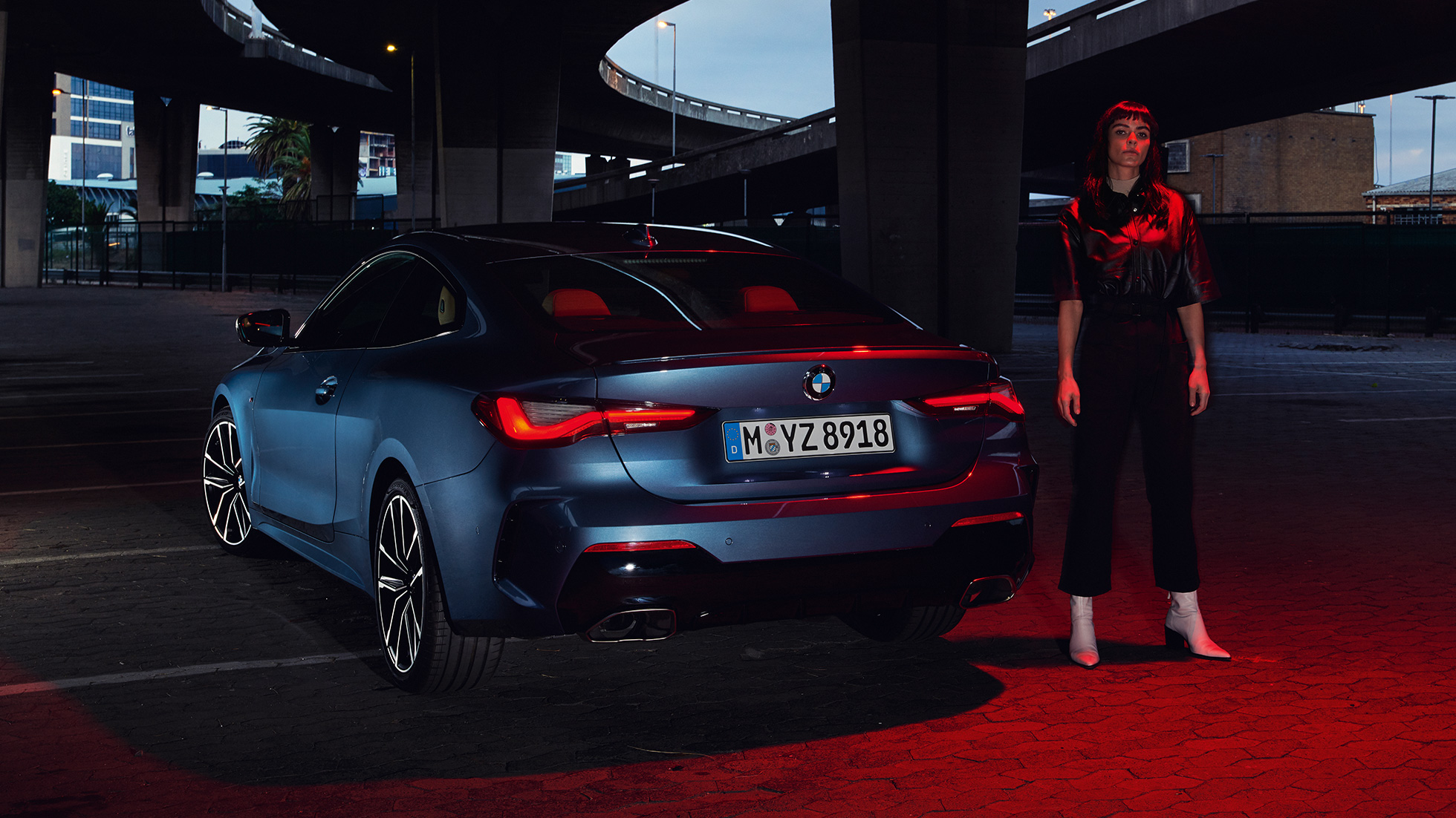 Pogled od zadaj na zadnje luči, BMW serije 4 Coupé, G22 BMW serije 4 Coupé, G22, 2020, kovinska barva Arctic Race Blue, pogled od zadaj na zadnje luči