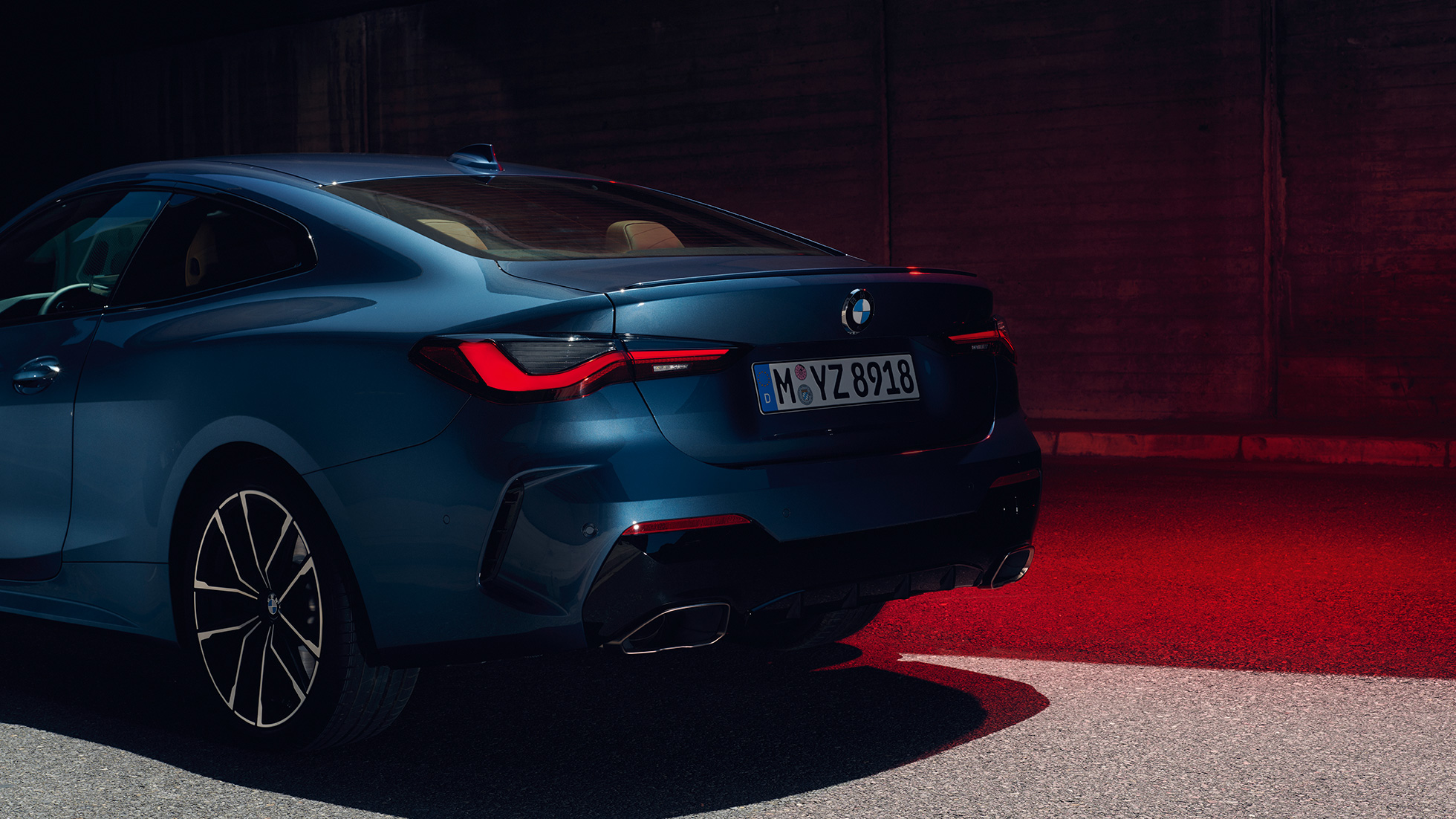 Tričetrtinski pogled od zadaj na zaključke izpušnih cevi, BMW serije 4 Coupé, G22, 2020 BMW serije 4 Coupé, G22, 2020, kovinska barva Arctic Race Blue, tričetrtinski pogled od zadaj na zaključke izpušnih cevi