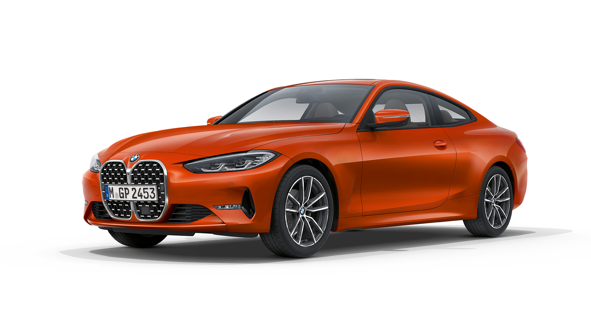 Tričetrtinski pogled od spredaj, BMW serije 4 Coupé, oprema Basic, G22, 2020 BMW serije 4 Coupé, G22, 2020, oprema Basic, kovinska barva Sunset Orange, tričetrtinski pogled od spredaj