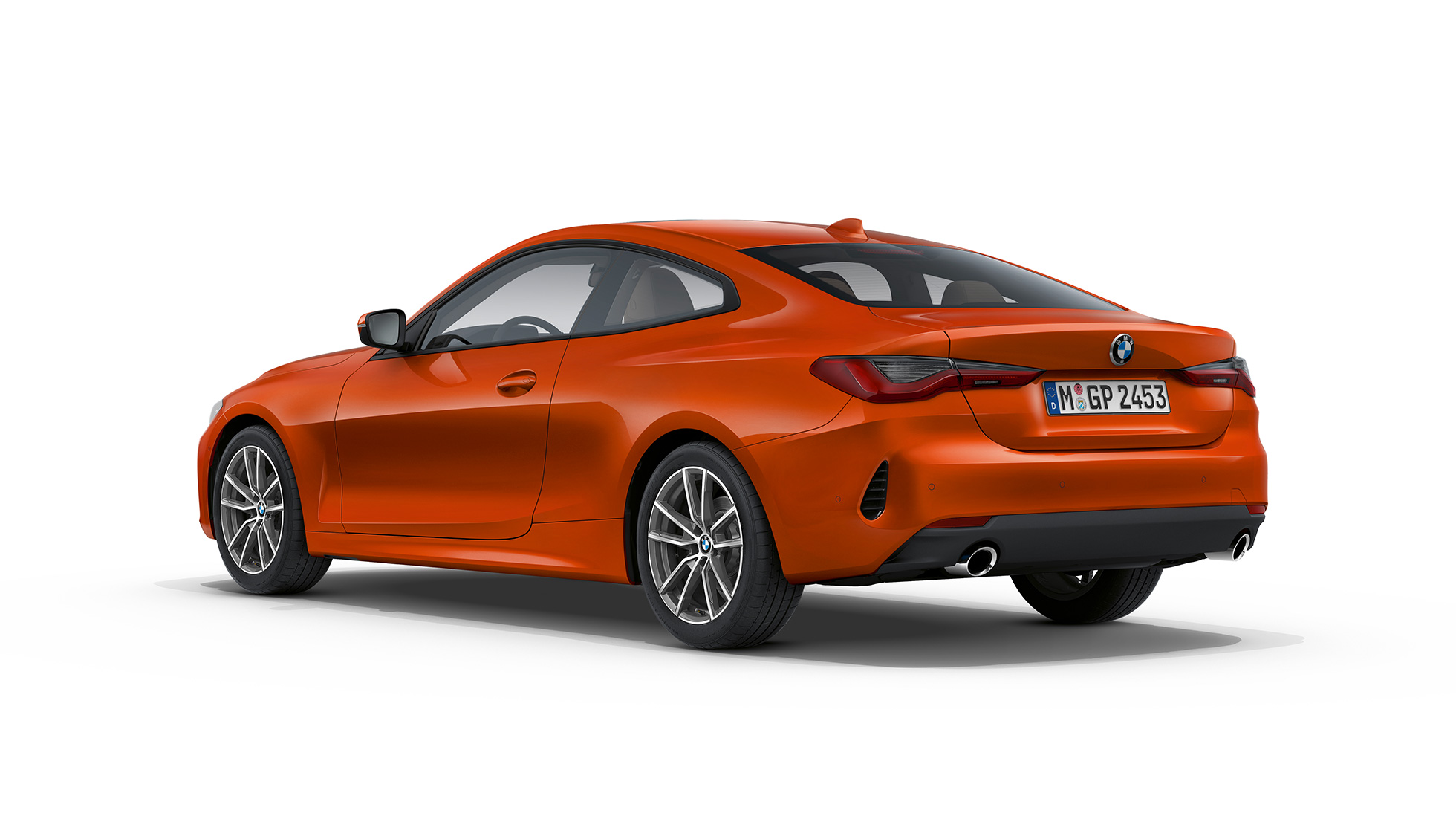 Tričetrtinski pogled od zadaj, BMW serije 4 Coupé, oprema Basic, G22, 2020 BMW serije 4 Coupé, G22, 2020, oprema Basic, kovinska barva Sunset Orange, tričetrtinski pogled od zadaj