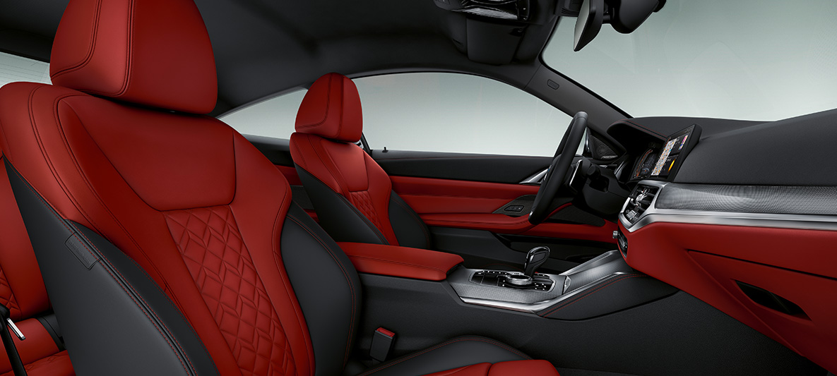 Oblazinjenje iz usnja Merino v barvi Fiona Red/Black, BMW serije 4 Coupé Individual, 2020, G22, notranjost Razširjeno oblazinjenje BMW Individual iz usnja Merino v barvi Fiona Red/Black, BMW serije 4 Coupé Individual, G22, 2020, notranjost