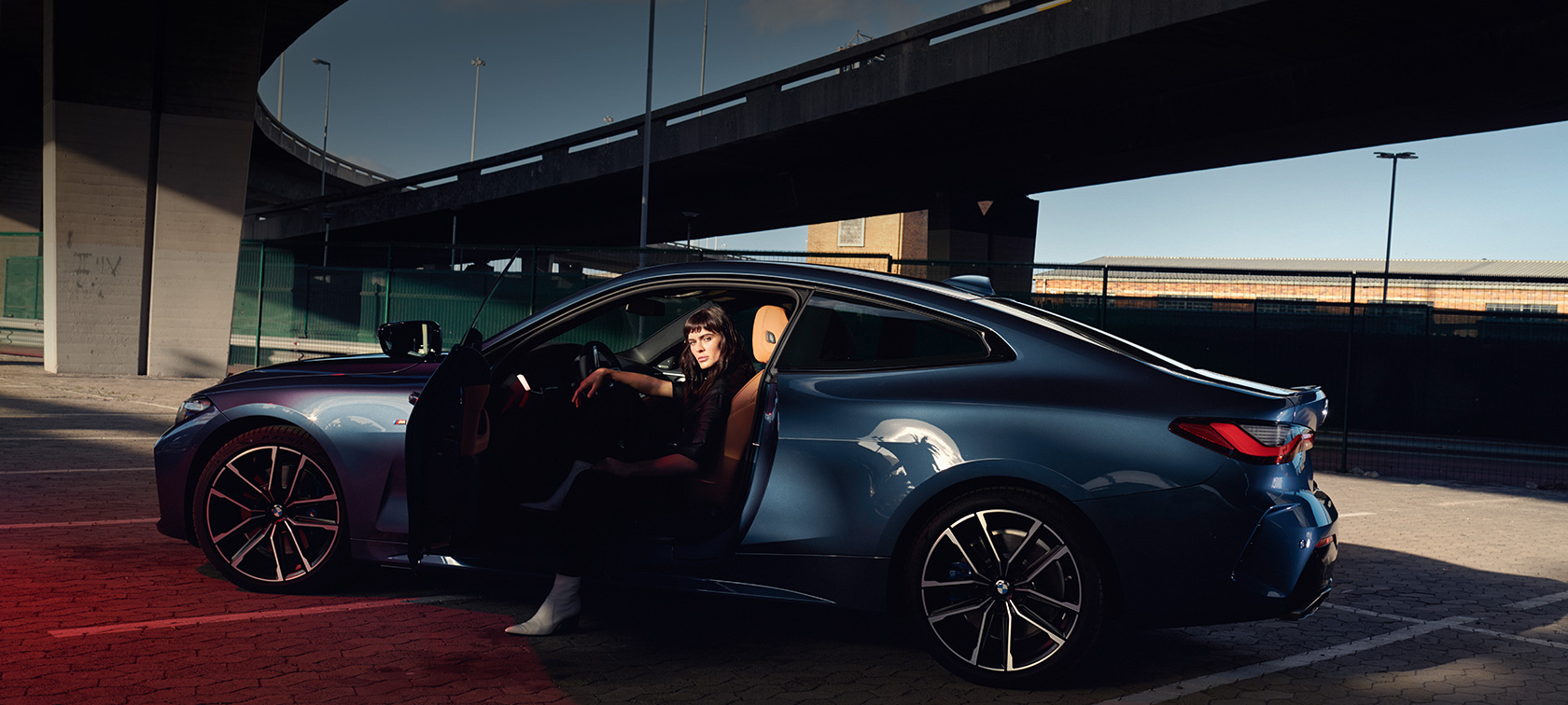 Tričetrtinski pogled od zadaj, BMW serije 4 Coupé, G22, 2020 BMW serije 4 Coupé, G22, 2020, kovinska barva Arctic Race Blue, tričetrtinski pogled od zadaj na zadnje luči, maneken stoji zraven avtomobila