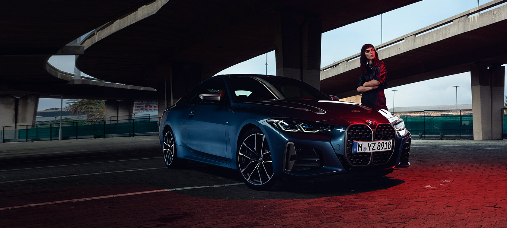 BMW serije 4 Coupé, G22, 2020, tričetrtinski pogled od spredaj z manekenko