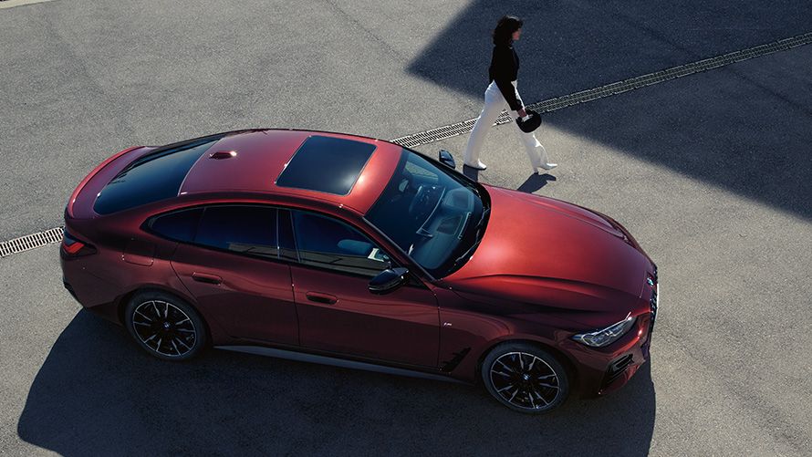 BMW serije 4 Gran Coupé, G26, lakiranje BMW Individual v kovinski barvi Aventurine Red, pogled iz ptičje perspektive BMW serije 4 Gran Coupé, G26, lakiranje BMW Individual v kovinski barvi Aventurine Red, pogled iz ptičje perspektive