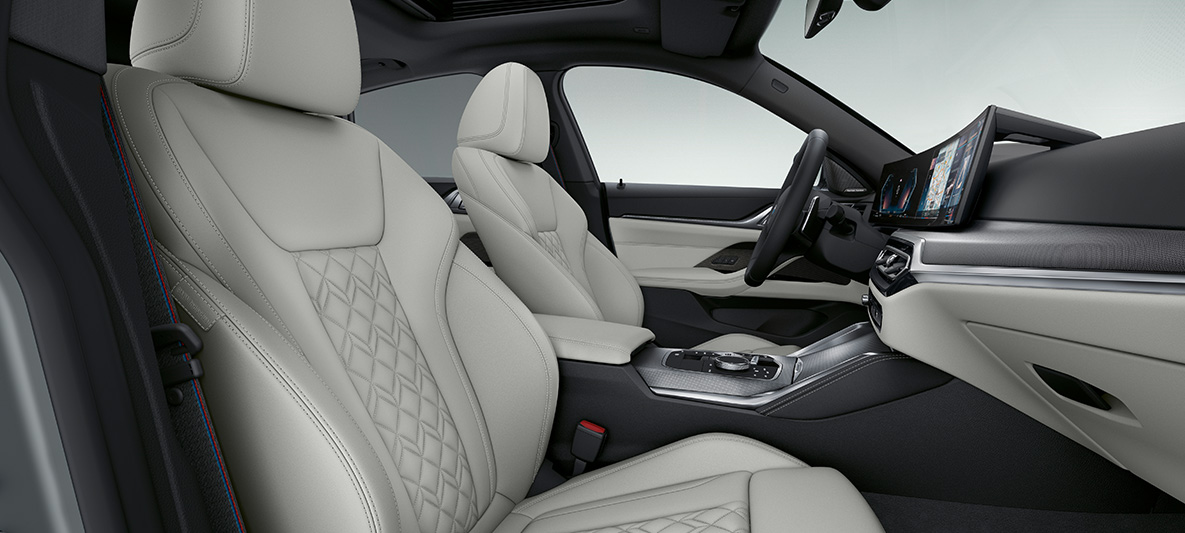 BMW serije 4 Gran Coupé, G26, 2021, usnje Merino v barvi Ivory White BMW serije 4 Gran Coupé, G26, 2021, razširjeno oblazinjenje BMW Individual iz usnja Merino v barvi Ivory White, notranjost, kokpit