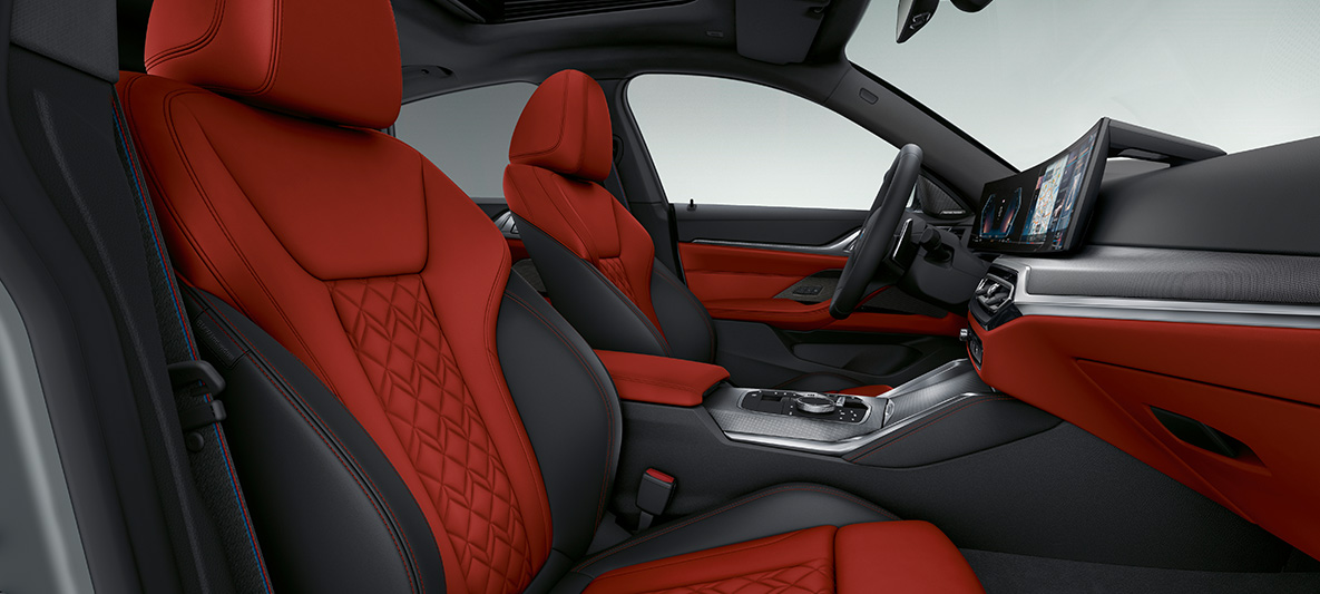 BMW serije 4 Gran Coupé, G26, 2021, usnje Merino v barvi Fiona Red/Black, notranjost BMW serije 4 Gran Coupé, G26, 2021, razširjeno oblazinjenje BMW Individual iz usnja Merino v barvi Fiona Red/Black, notranjost, kokpit