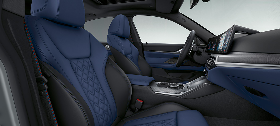 BMW serije 4 Gran Coupé, G26, 2021, usnje Merino v barvi Fjord Blue/Black, notranjost BMW serije 4 Gran Coupé, G26, 2021, razširjeno oblazinjenje BMW Individual iz usnja Merino v barvi Fjord Blue/Black, notranjost, kokpit