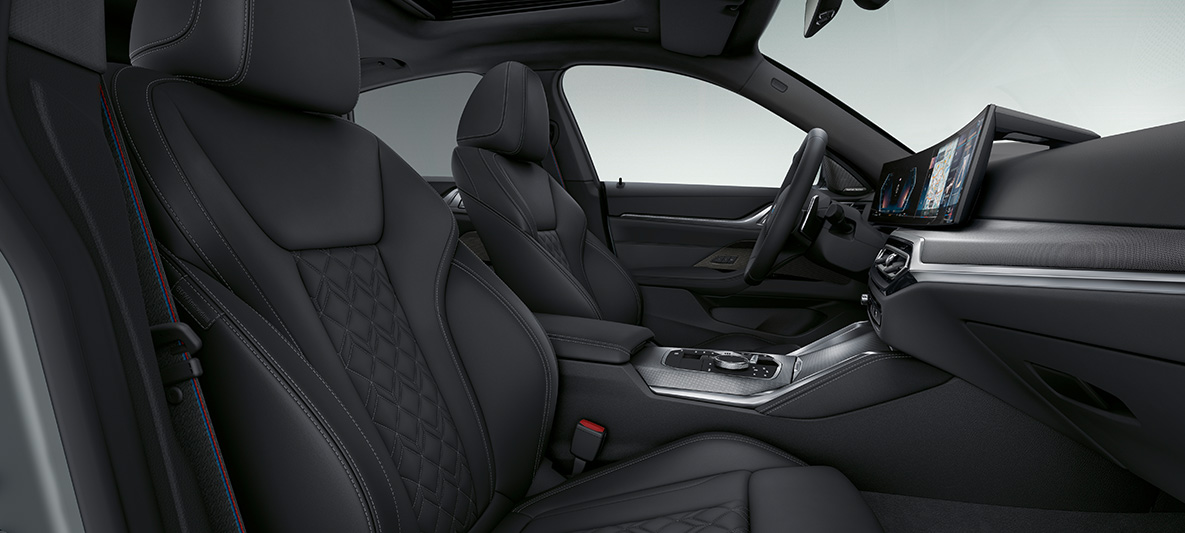 BMW serije 4 Gran Coupé, G26, 2021, usnje Merino v barvi Black, notranjost BMW serije 4 Gran Coupé, G26, 2021, razširjeno oblazinjenje BMW Individual iz usnja Merino v barvi Black, notranjost