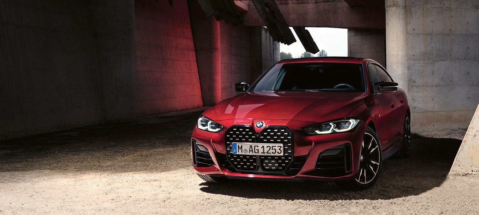 BMW serije 4 Gran Coupé, G26, lakiranje BMW Individual v kovinski barvi Aventurine Red, tričetrtinski pogled od spredaj
