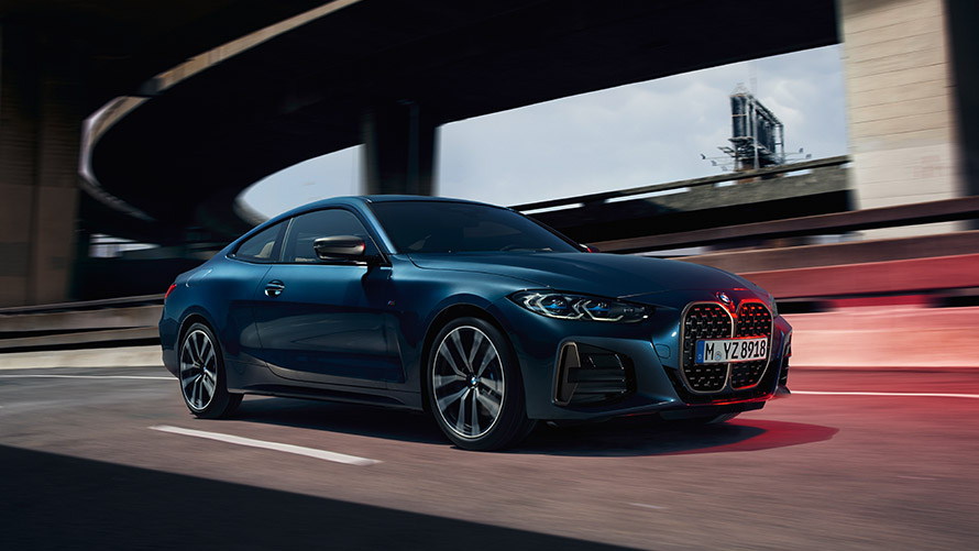 BMW serije 4 Coupé, G22, tričetrtinski stranski pogled na cesto BMW serije 4, BMW serije 4 Coupé, G22, druga generacija, tričetrtinski stranski pogled na cesto