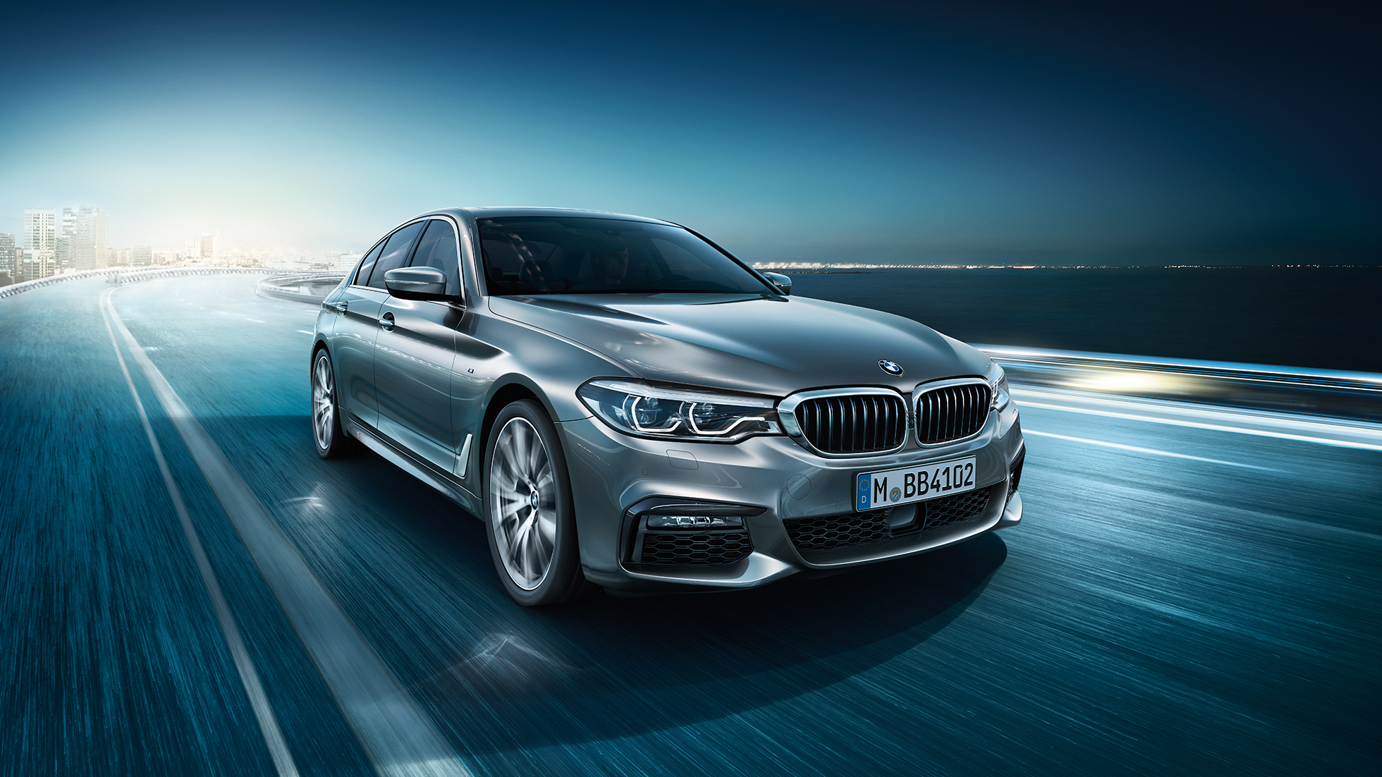 Oblika BMW serije 5 Limuzina BMW serije 5 Limuzina, 540i Limuzina G30, kovinska barva Bluestone, tričetrtinski pogled od spredaj