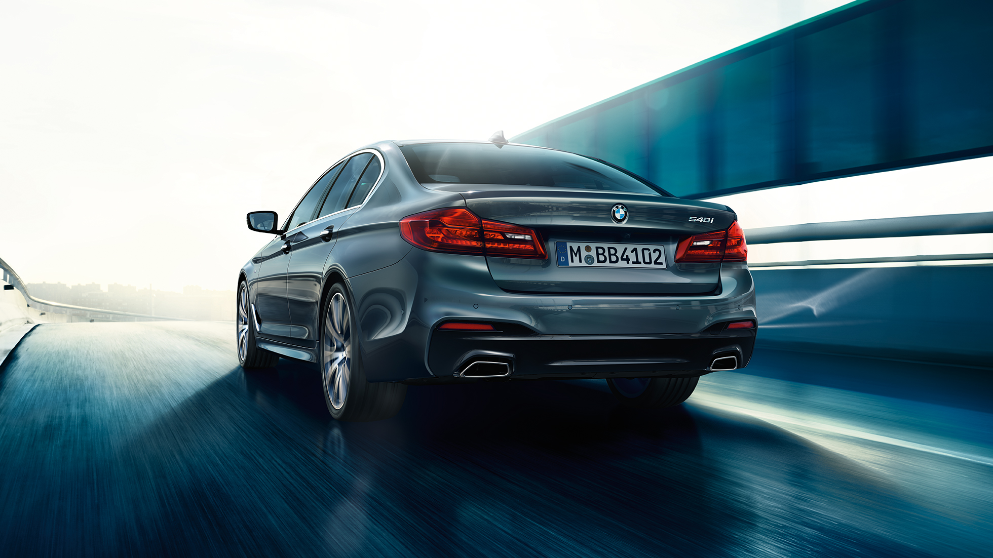 Zadek BMW serije 5 Limuzina BMW serije 5 Limuzina, 540i Limuzina G30, kovinska barva Bluestone, pogled od zadaj