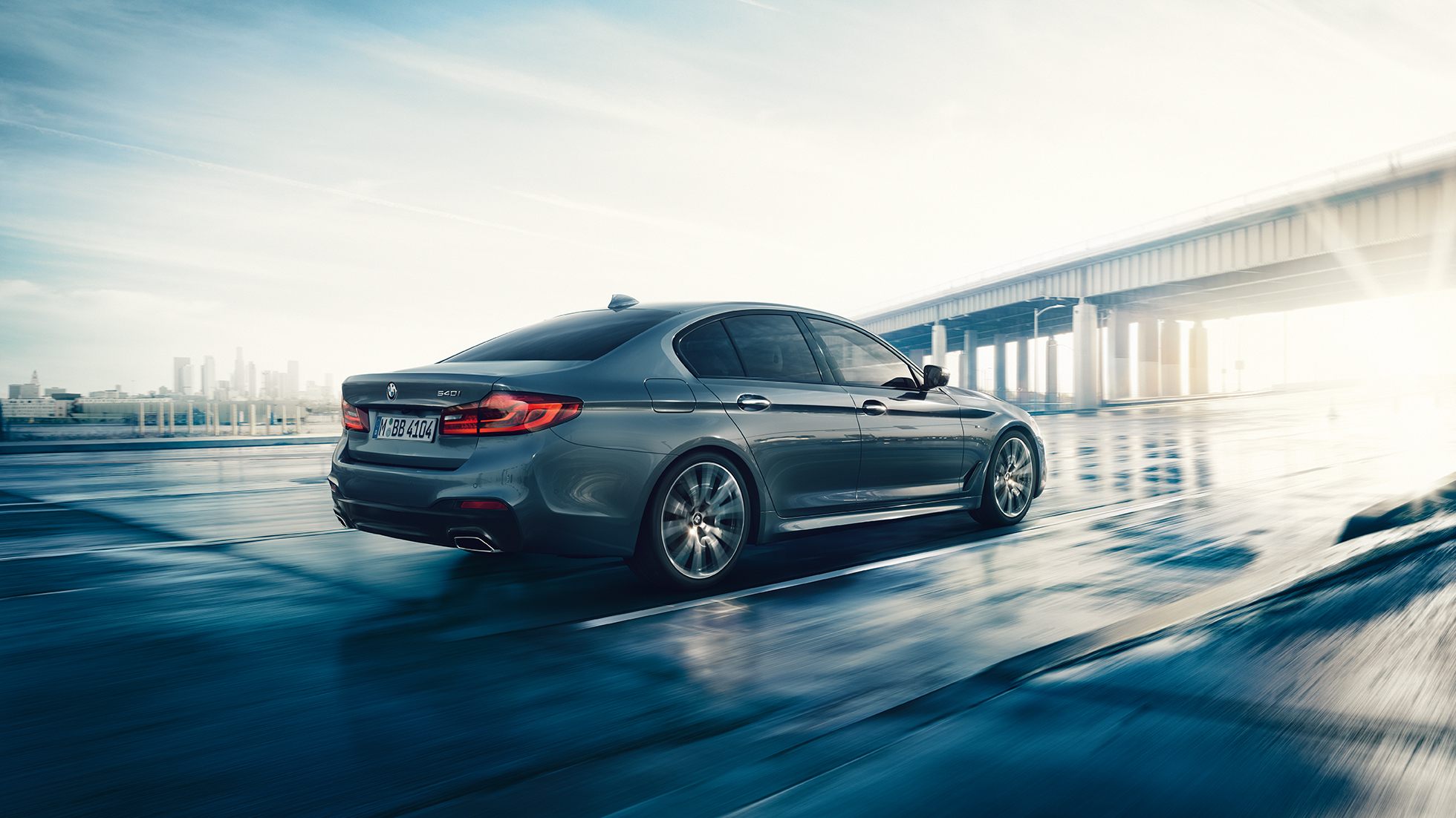 Zadek BMW serije 5 Limuzina Zadek BMW serije 5 Limuzina, poudarki 540i Limuzina G30, kovinska barva Bluestone, tričetrtinski pogled od zadaj