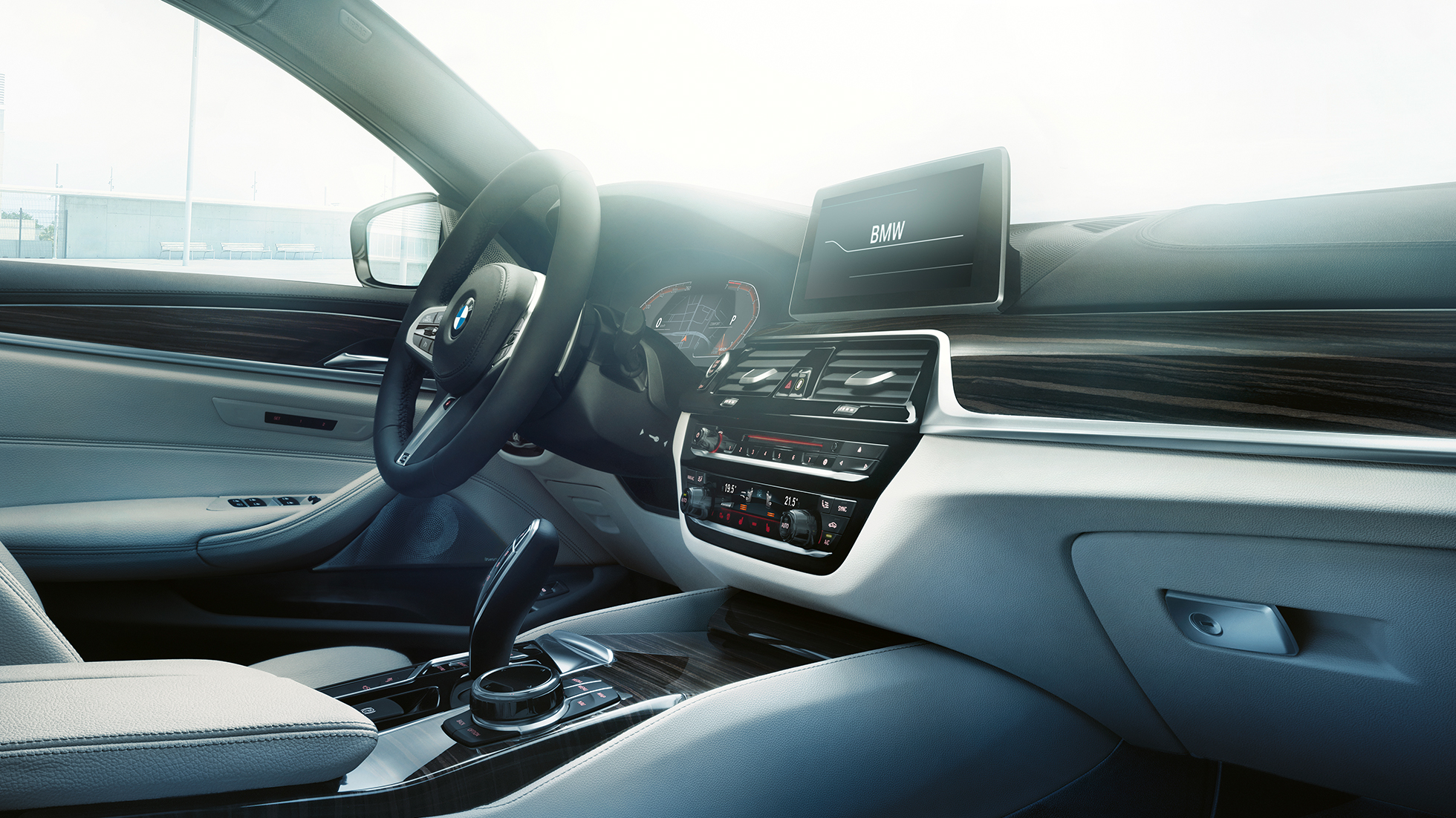 Kokpit v BMW serije 5 Limuzina Kokpit v BMW serije 5 Limuzina, poudarki 540i Limuzina G30, kovinska barva Bluestone, notranjost