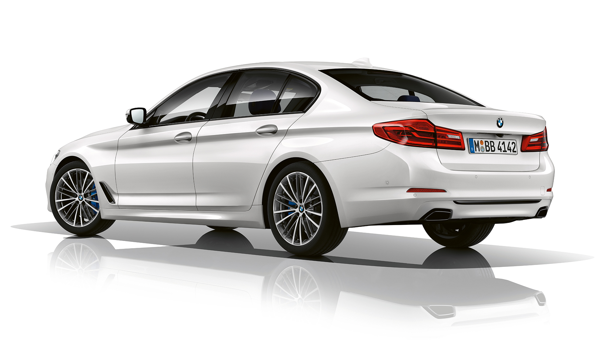 Sport Line, tričetrtinski pogled od zadaj, BMW serije 5 Limuzina Sport Line, BMW serije 5 Limuzina, 540i Limuzina G30, kovinska barva Alpine White, tričetrtinski pogled od zadaj