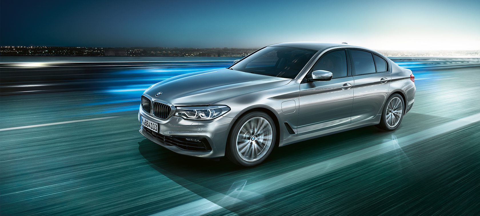 BMW 530e Limuzina BMW 530e Limuzina, BMW serije 5 Limuzina Plug-in Hybrid, kovinska barva Glacier Silver, tričetrtinski pogled od spredaj