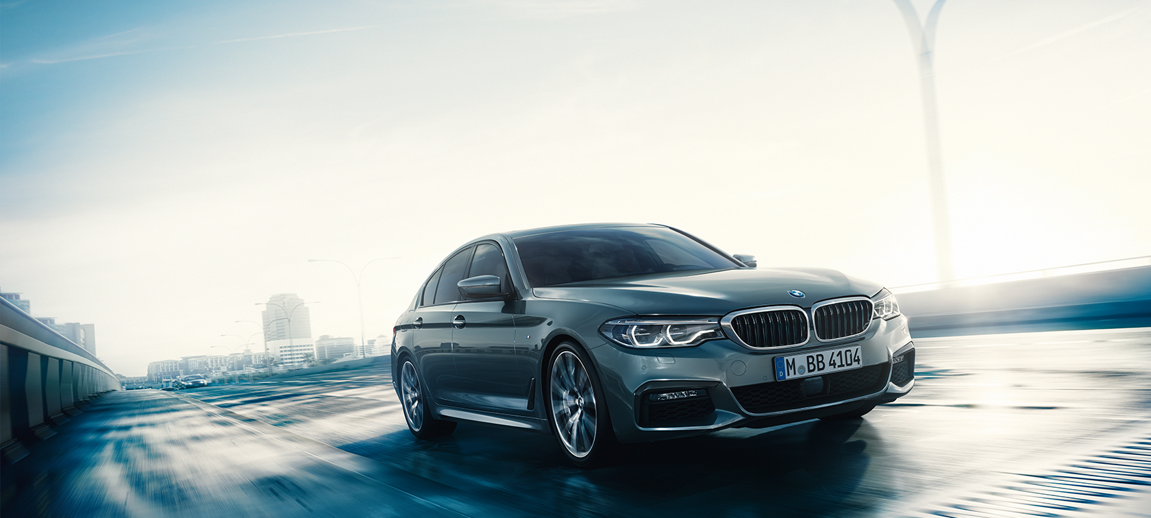 Oprema modelov BMW serije 5 Limuzina Oprema modelov BMW serije 5 Limuzina, 540i Limuzina G30, kovinska barva Bluestone, tričetrtinski pogled od spredaj