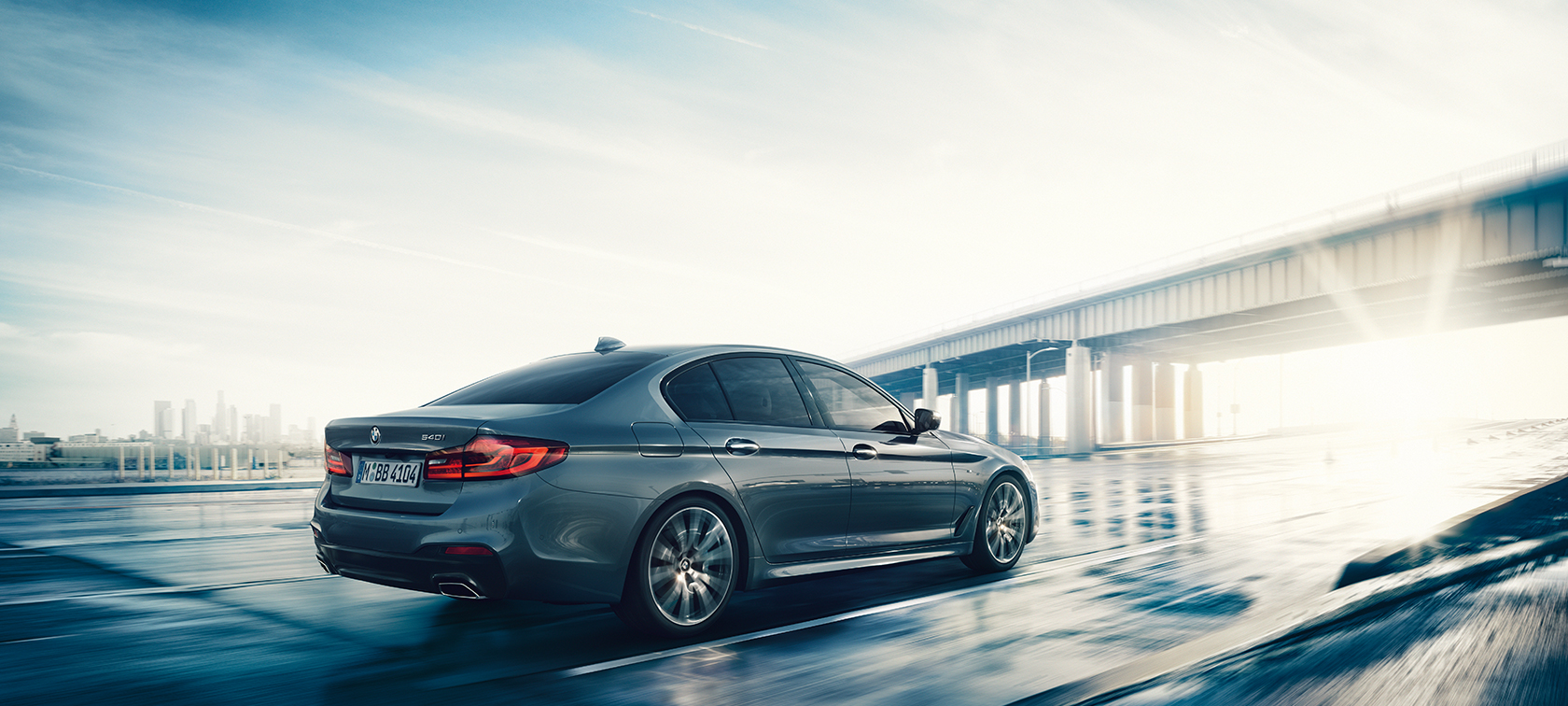 BMW serije 5 Limuzina, 540i Limuzina BMW serije 5 Limuzina, 540i Limuzina G30, kovinska barva Bluestone, tričetrtinski pogled od zadaj