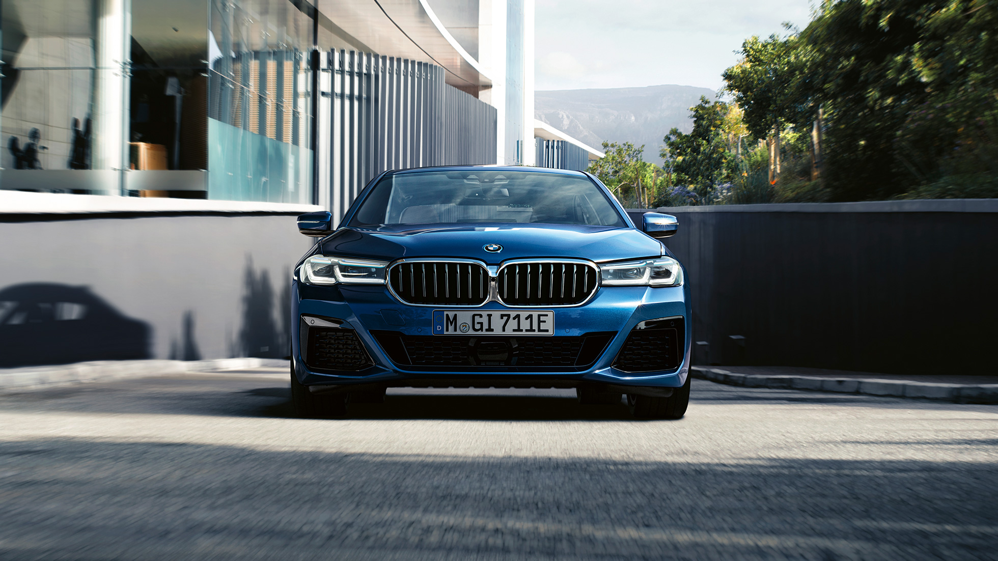 Dvojna ledvička in podaljšan sprednji odbijač z odprtinami za zrak pri BMW serije 5 Limuzina G30 Dvojna ledvička in podaljšan sprednji odbijač z odprtinami za zrak pri BMW serije 5 Limuzina G30, osvežitev 2020, Phytonic Blue, bližnji pogled od spredaj