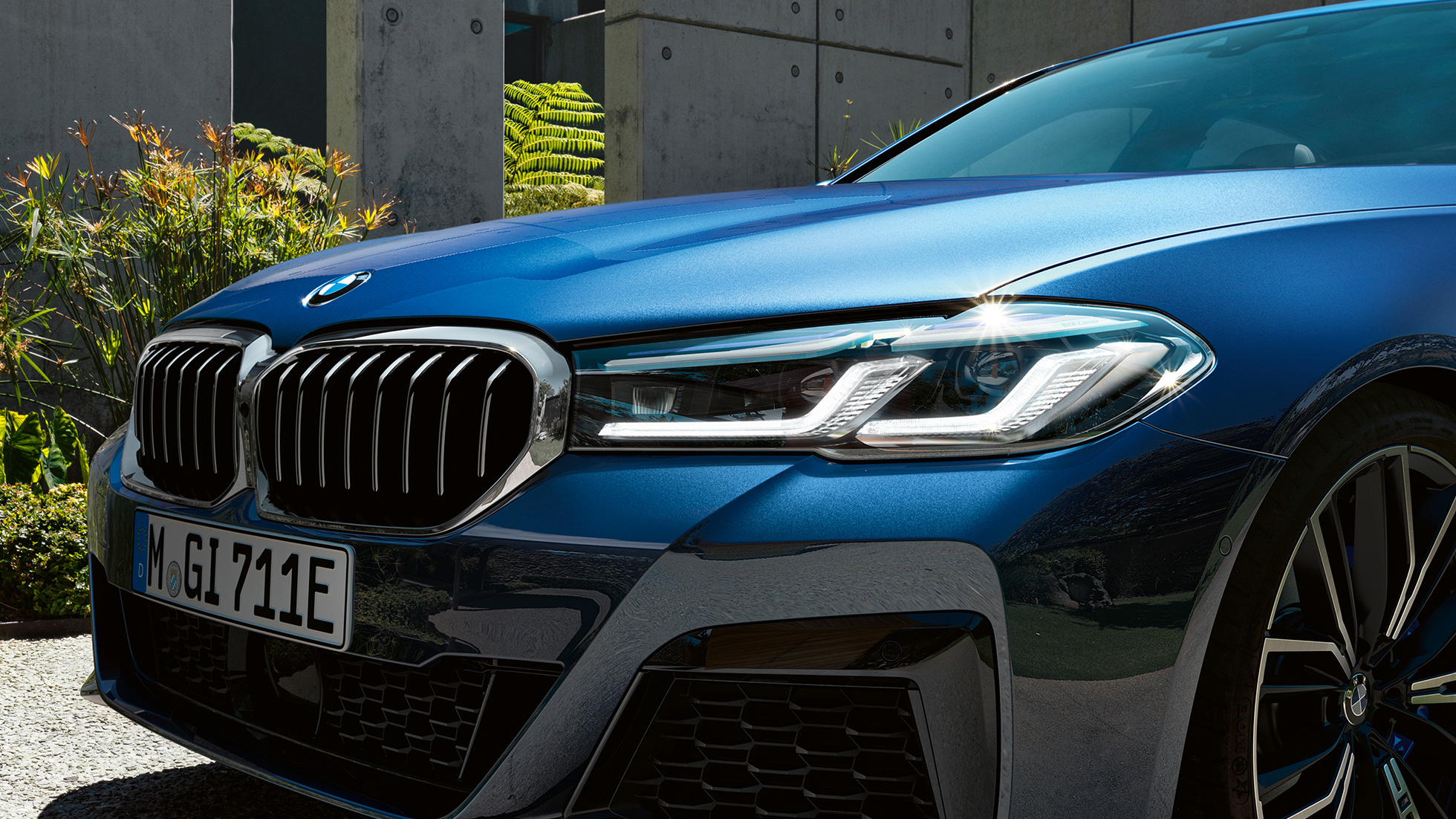 Laserske luči BMW pri BMW serije 5 Limuzina G30 Laserske luči BMW pri BMW serije 5 Limuzina G30, osvežitev 2020, Phytonic Blue, bližnji pogled od spredaj