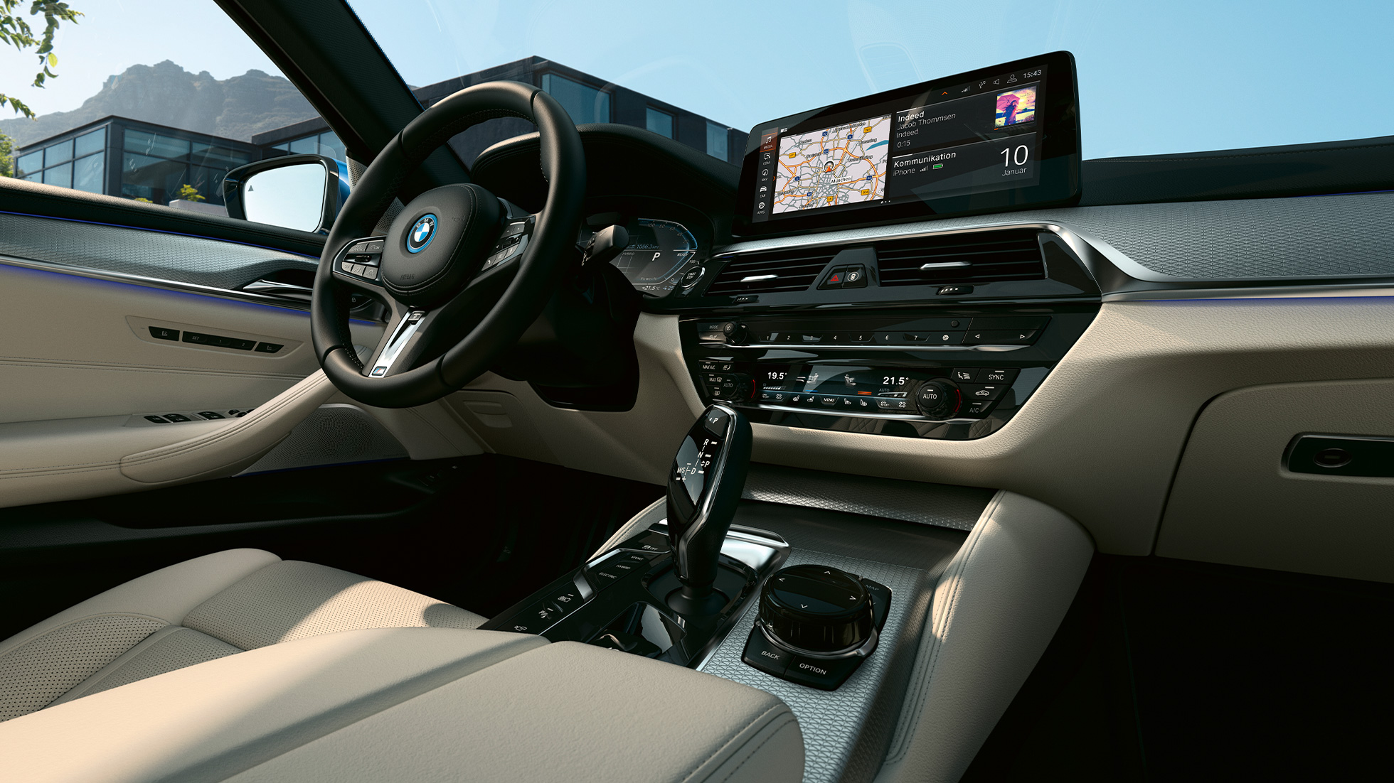 Notranjost BMW serije 5 Limuzina G30 Nadzorni prikazovalnik in usnjen športni volan v BMW serije 5 Limuzina, G30, osvežitev 2020, notranjost