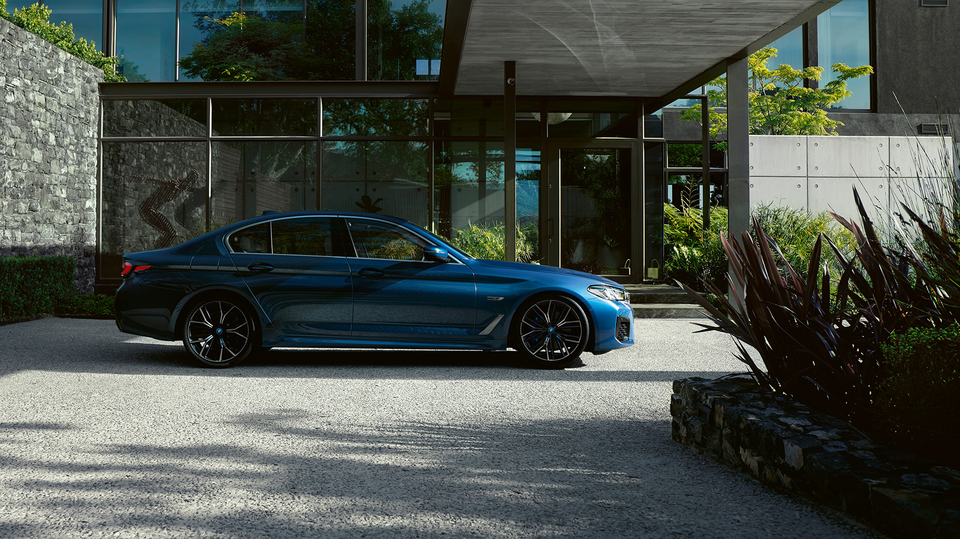Zunanjost BMW serije 5 Limuzina G30 BMW serije 5 Limuzina G30, osvežitev 2020, Phytonic Blue, stranski pogled na parkirano vozilo