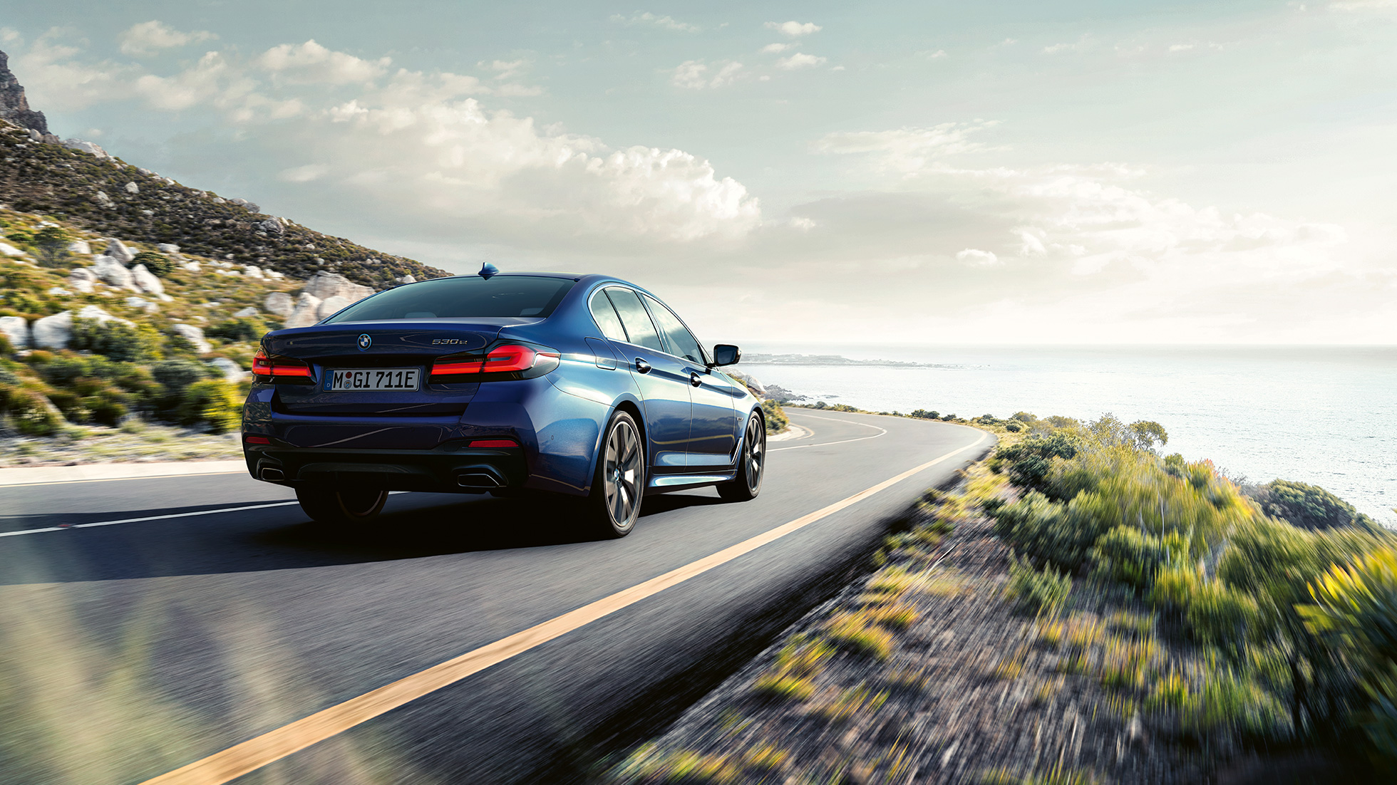 Vozna dinamika BMW serije 5 Limuzina G30 Vozna dinamika BMW serije 5 Limuzina, G30, Phytonic Blue, tričetrtinski pogled od zadaj med vožnjo