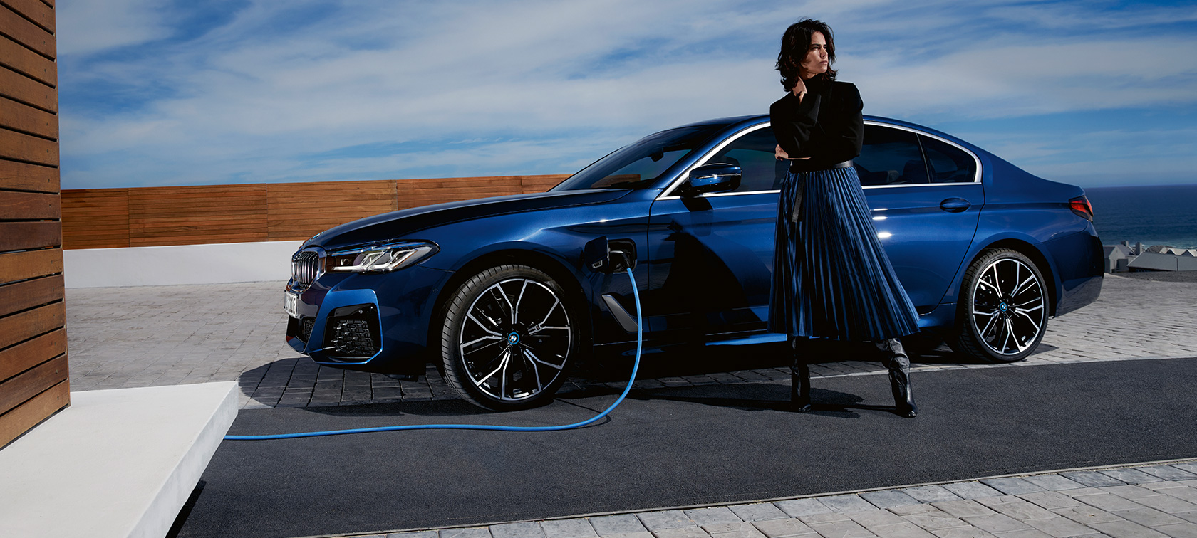 Priključni hibrid BMW serije 5 Limuzina, 2021, G30, stranski pogled, polnjenje Priključni hibrid BMW serije 5 Limuzina, 2021, G30, stranski pogled, polnjenje z manekenko