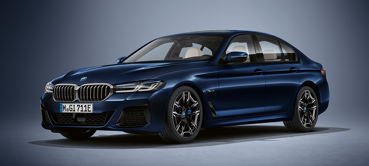 Barva Individual pri BMW serije 5 Limuzina, G30 BMW serije 5 Limuzina, Individual, G30, osvežitev 2020, tričetrtinski pogled od spredaj med mirovanjem