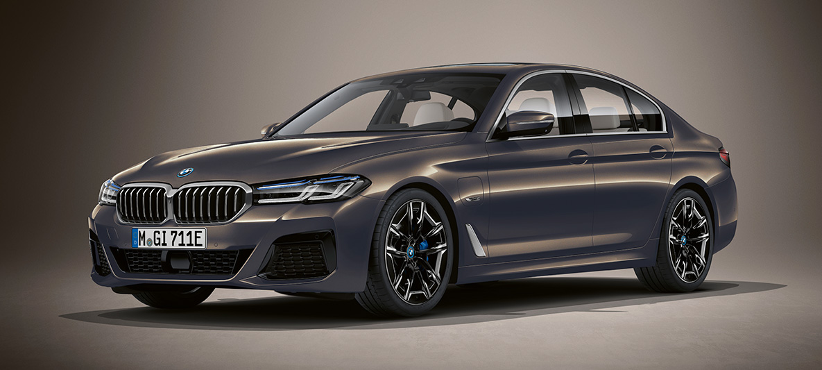 Barva Individual pri BMW serije 5 Limuzina G30 BMW serije 5 Limuzina, Individual, G30, osvežitev 2020, tričetrtinski pogled od spredaj med mirovanjem