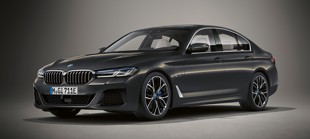 Barva Individual pri BMW serije 5 Limuzina G30 BMW serije 5 Limuzina, Individual, G30, osvežitev 2020, tričetrtinski pogled od spredaj med mirovanjem
