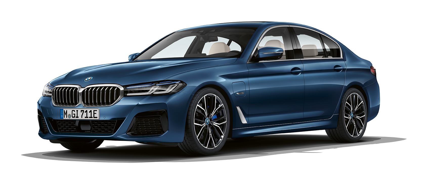 BMW serije 5 Limuzina G30, med mirovanjem BMW serije 5 Limuzina G30, osvežitev 2020, tričetrtinski pogled od spredaj med mirovanjem
