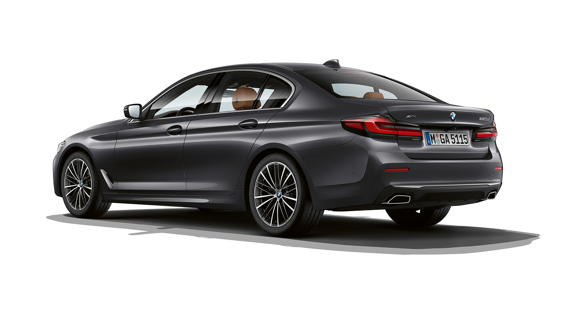 BMW serije 5 Limuzina G30, oprema Basic, zadaj BMW serije 5 Limuzina 540i, G30 2020, oprema Basic, barva Sophisto Grey, tričetrtinski pogled od zadaj