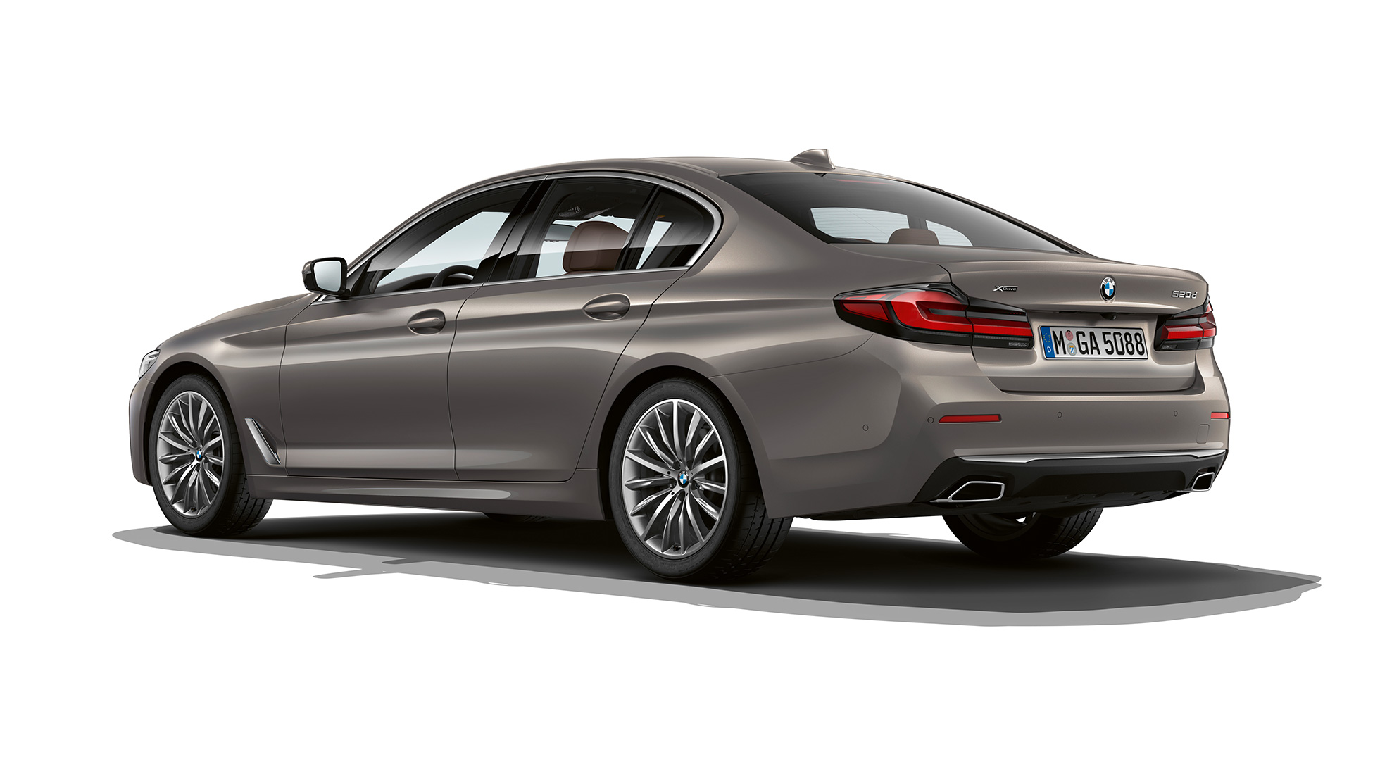 BMW serije 5 Limuzina G30, Luxury Line, zadaj BMW serije 5 Limuzina 520d xDrive, G30 2020, Luxury Line, barva Bernina Grey, tričetrtinski pogled od zadaj