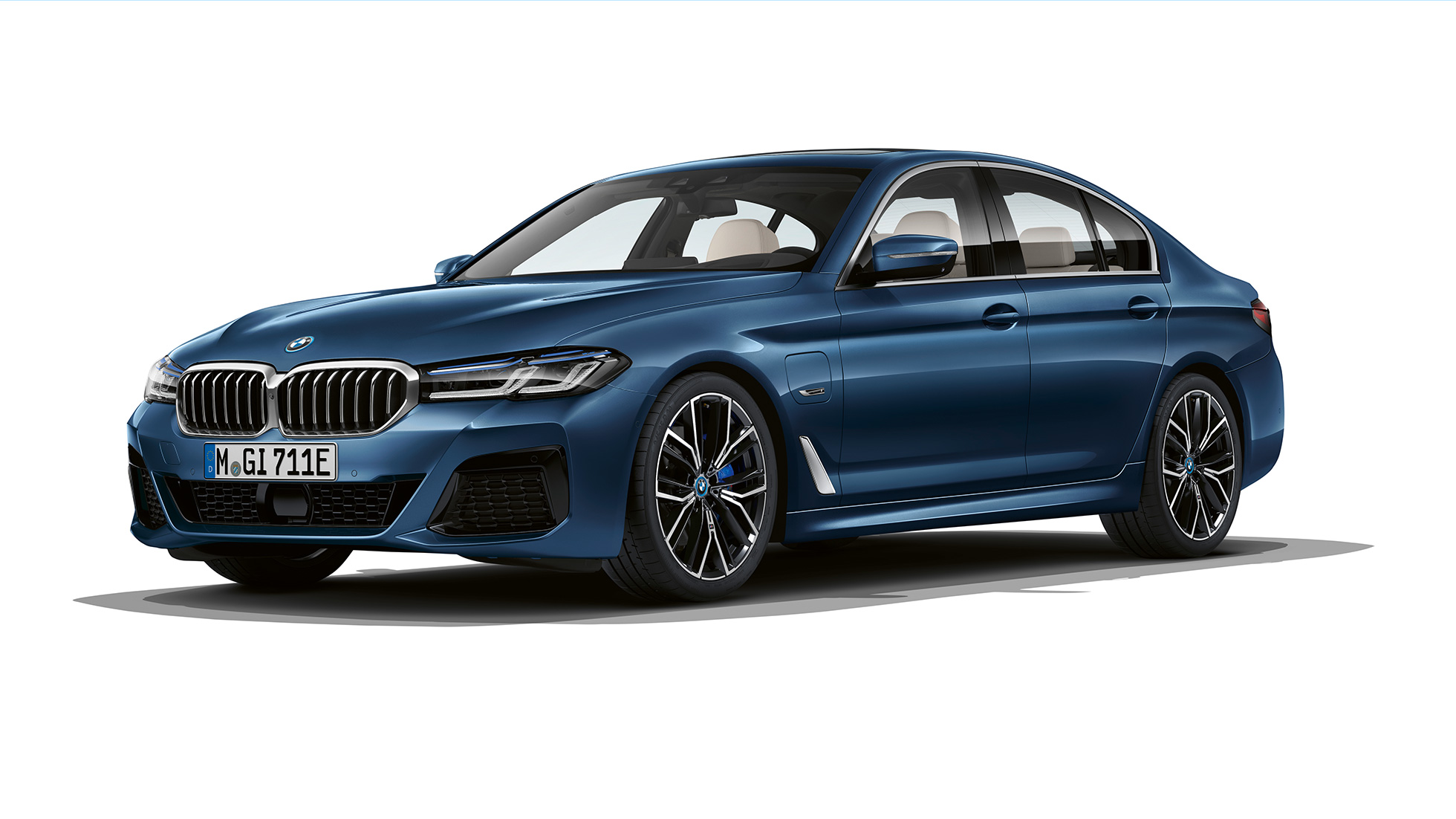 BMW serije 5 Limuzina G30, priključni hibrid, paket M Sport, spredaj BMW serije 5 Limuzina 520d xDrive, G30 2020, paket M Sport, barva Alpine White, tričetrtinski pogled od spredaj