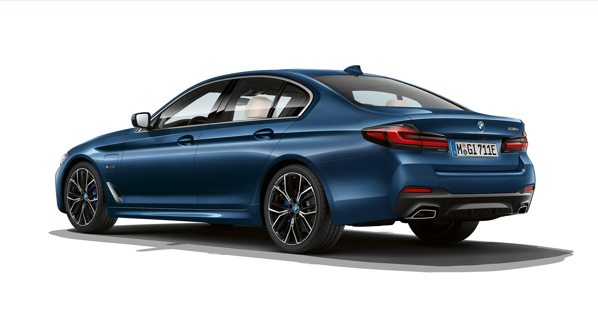 BMW serije 5 Limuzina G30, priključni hibrid, paket M Sport, zadaj BMW serije 5 Limuzina 520d xDrive, G30 2020, paket M Sport, barva Alpine White, tričetrtinski pogled od zadaj