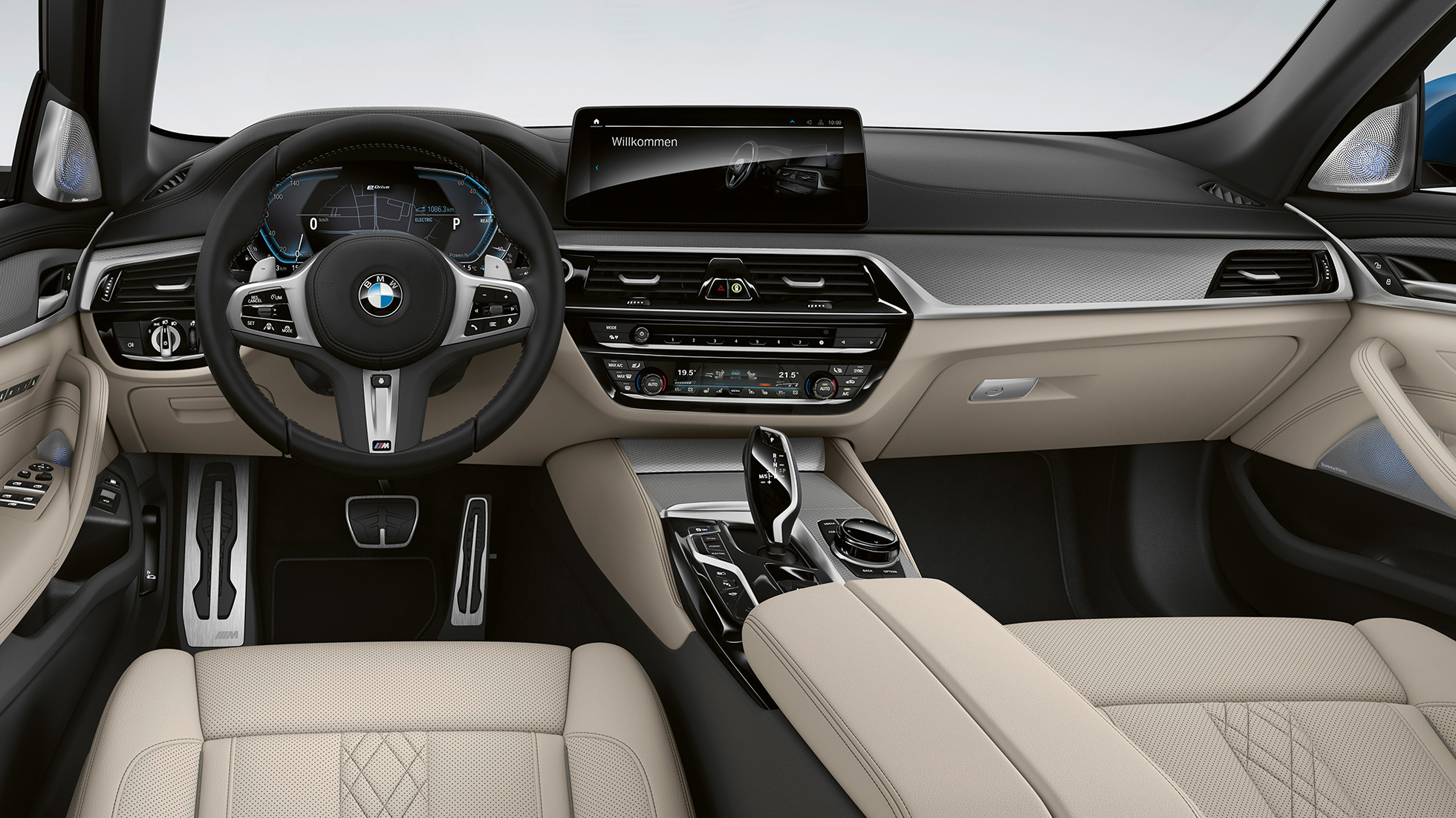 Kokpit v BMW serije 5 Limuzina, priključni hibrid G30, paket M Sport
Kokpit v BMW serije 5 Limuzina 520d xDrive, G30 2020, paket M Sport, usnje Dakota v črni barvi z modrimi kontrastnimi šivi, notranjost