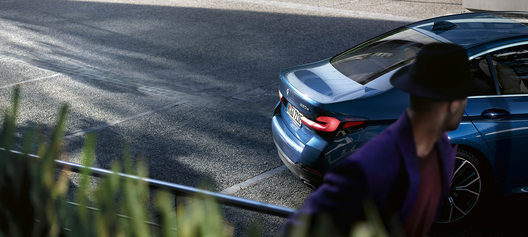 Moški stoji za parkiranim BMW, BMW serije 5 Limuzina G30 BMW serije 5 Limuzina G30, osvežitev 2020, moški stoji za parkiranim BMW