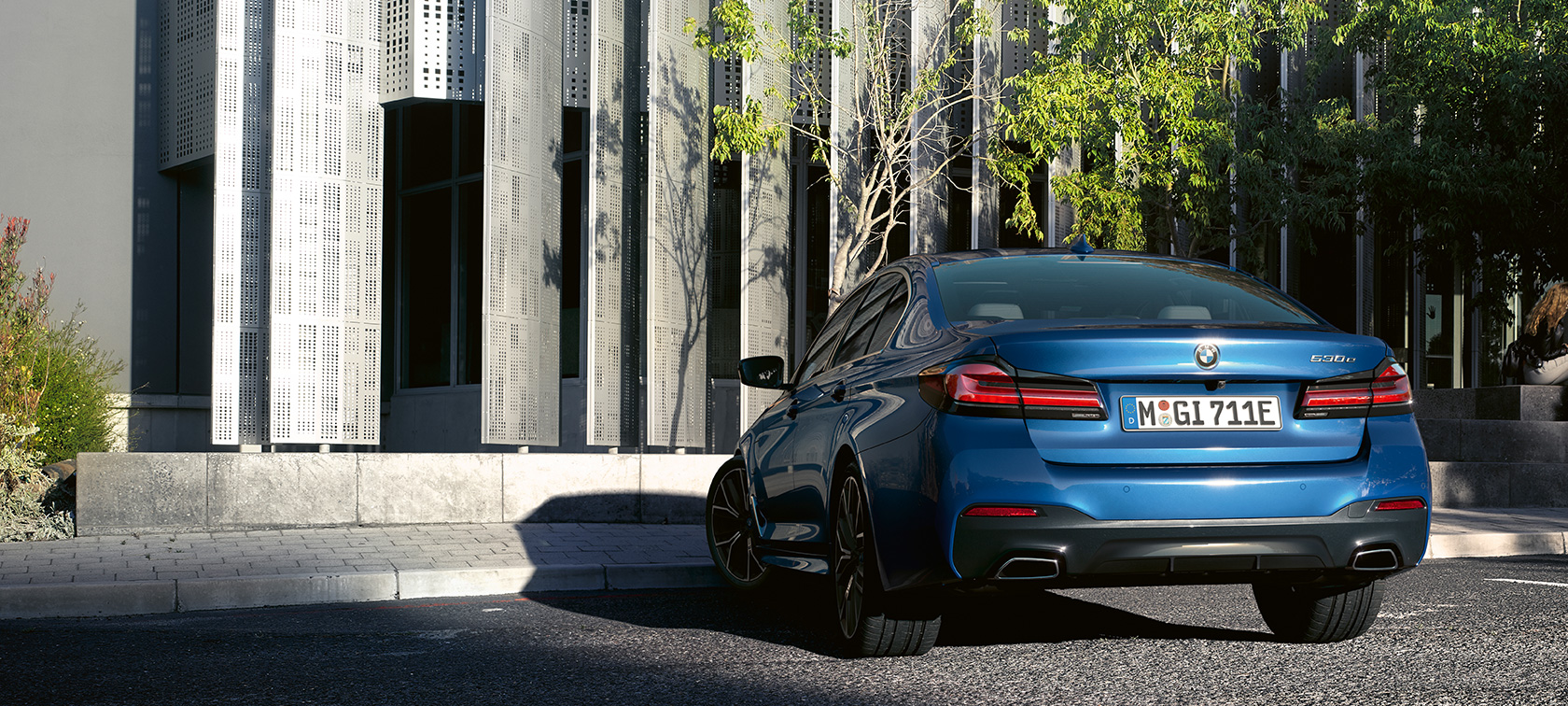 BMW serije 5 Limuzina G30 med mirovanjem BMW serije 5 Limuzina G30, osvežitev 2020, Phytonic Blue, pogled od zadaj med mirovanjem