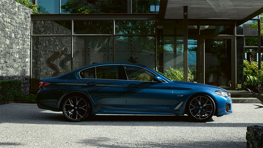 BMW serije 5 Limuzina, G30, zunanjost BMW serije 5 Limuzina G30, osvežitev 2020, barva Phytonic Blue, stranski pogled na parkirano vozilo