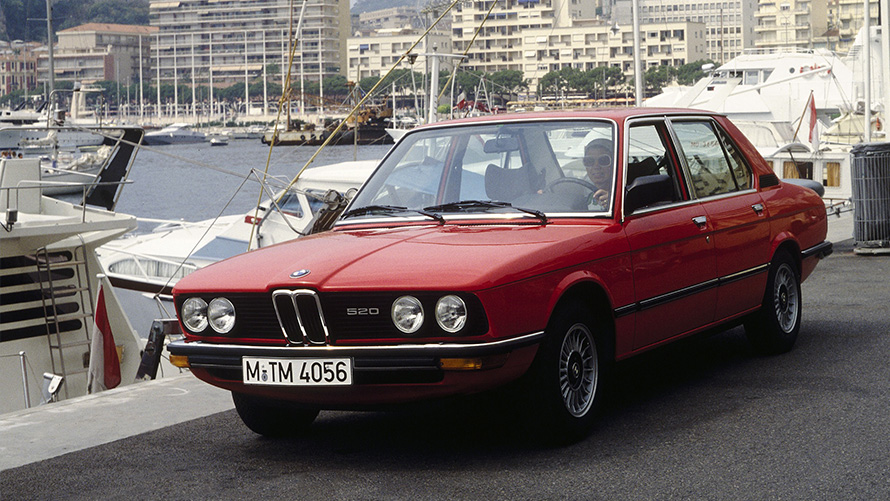 BMW 520 (E12) tričetrtinski pogled od spredaj stoje BMW 520 (E12) tričetrtinski pogled od spredaj stoje