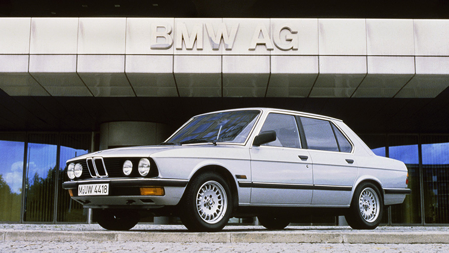 BMW serije 5 Limuzina (E28) tričetrt stranski pogled stoji BMW serije 5 Limuzina (E28) tričetrt stranski pogled stoji