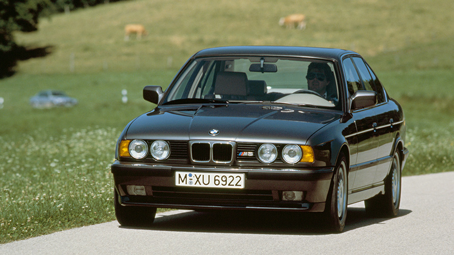 BMW M Limuzina (E34) tričetrtinski pogled od spredaj, vožnja BMW M Limuzina (E34) tričetrtinski pogled od spredaj, vožnja
