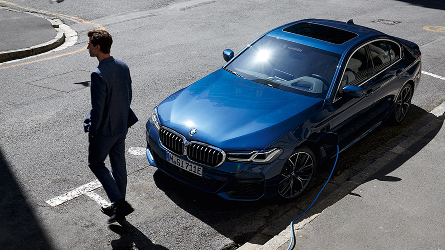 BMW 530e limuzina (G30) tričetrtinsko polnjenje od spredaj BMW 530e limuzina (G30) tričetrtinsko polnjenje od spredaj