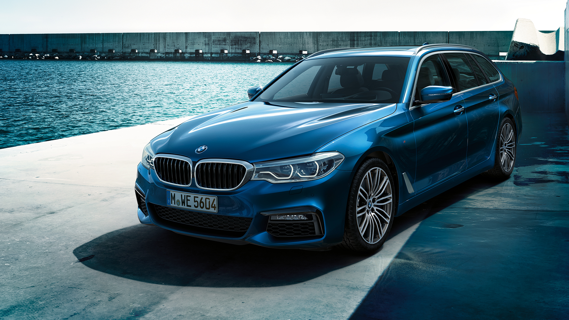 Oblika BMW serije 5 Touring BMW serije 5 Touring, 530d xDrive Touring G31, kovinska barva Mediterranean Blue, tričetrtinski pogled od spredaj