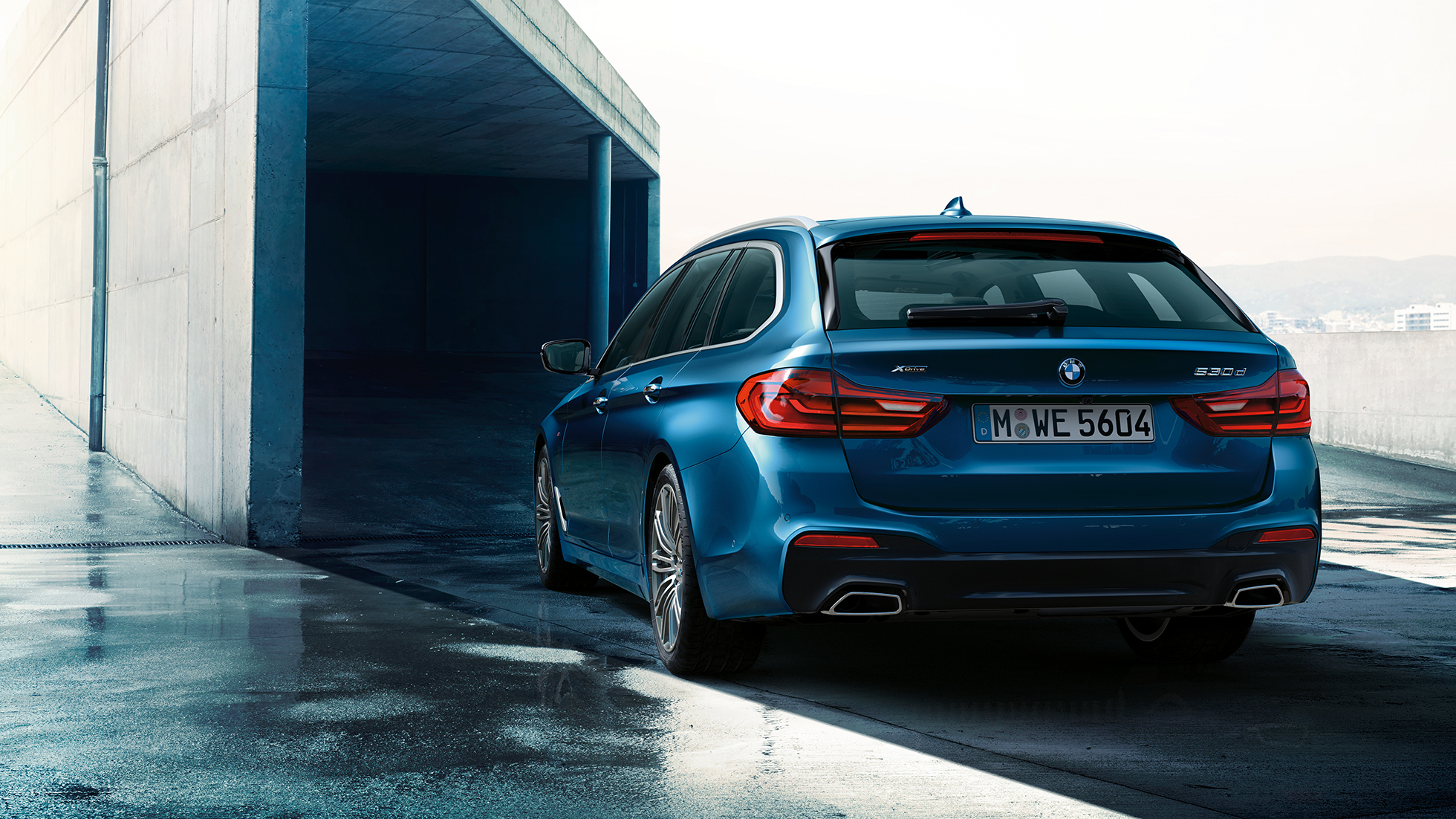 Oblika zadka BMW serije 5 Touring BMW serije 5 Touring, 530d xDrive Touring G31, kovinska barva Mediterranean Blue, tričetrtinski pogled od zadaj